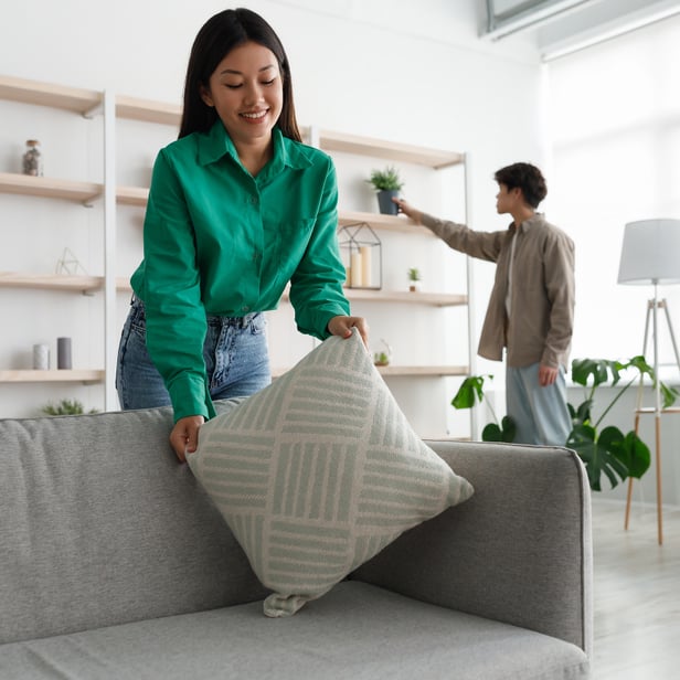 G23006-Breezy-Home-LL_SE_800x800 A young couple is tidying up their new home